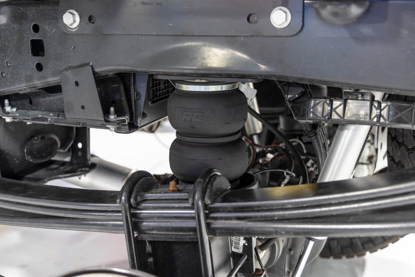 Air Spring Kit w/compressor | Wireless Controller | Ford F-250/F-350 Super Duty (17-26) - Image 5