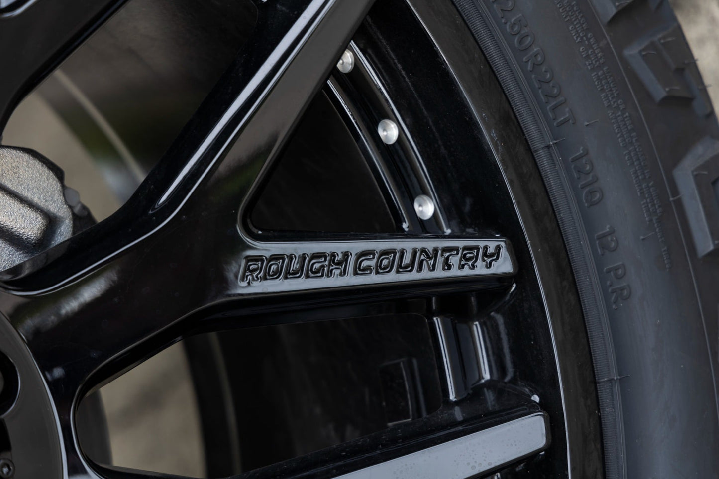 Rough Country 95 Series Wheel | One-Piece | Gloss Black | 22x10 | 6x5.5 | -25mm - Image 5